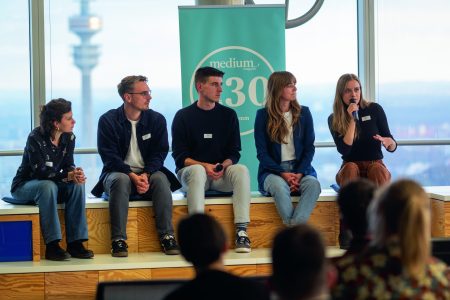 Geballte Expertise zur Auslandsberichterstattung: Hanna Resch, Felix Hoffmann, Julian Hilgers, Luisa Houben und Stella Männer (v.  l.) diskutieren. Foto: Andreas Varnhorn