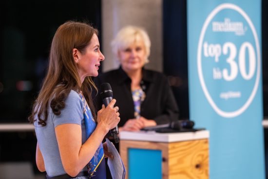 Birgit Dengel mit „medium magazin“-Herausgeberin Annette Milz.